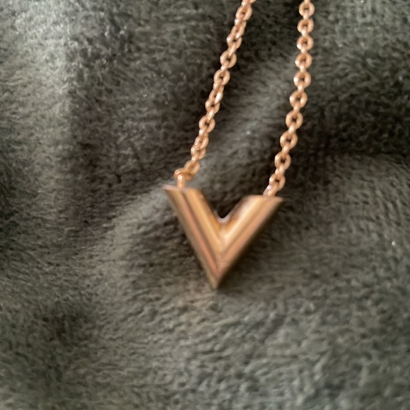 LV Essential V Necklace EUC 💛💛M61083💛💛 - Picture 7 of 13